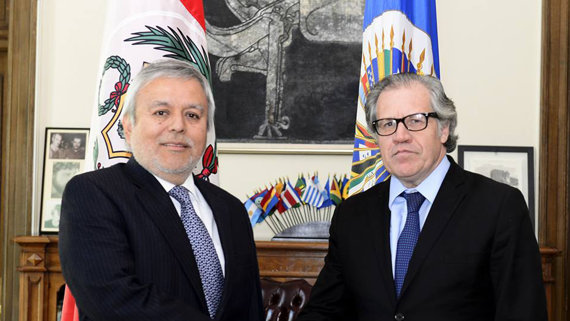Luis Chuquihuara con Luis Almagro – Secretario General de la OEA